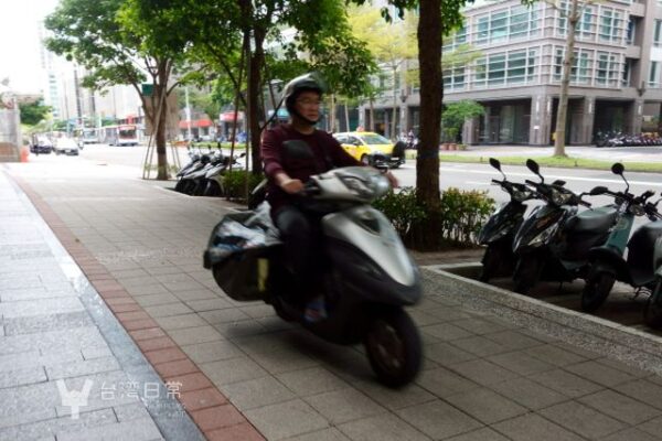 台北の歩道を違法走行するスクーター
